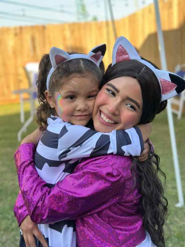 A child hugging a Waoo Party entertainer